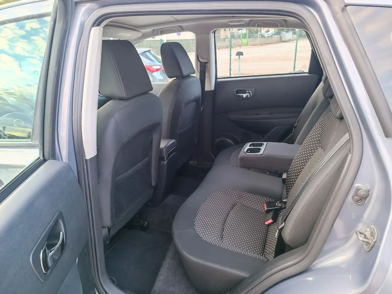 Nissan Qashqai 2.0i-141кс-ШВЕЙЦАРИЯ-4Х4-6ск-KEYLESS-NAVI - изображение 10