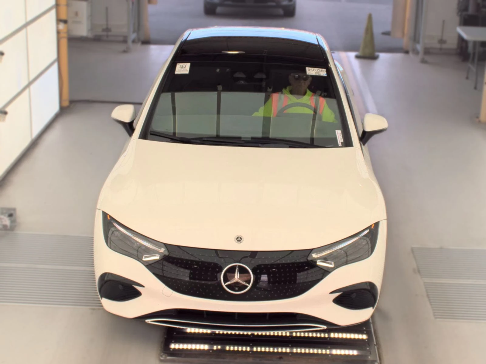 Mercedes-Benz EQE 350* Distr* Burmester* 360* Обдух* Въздух, снимка 3 - Автомобили и джипове - 56248822
