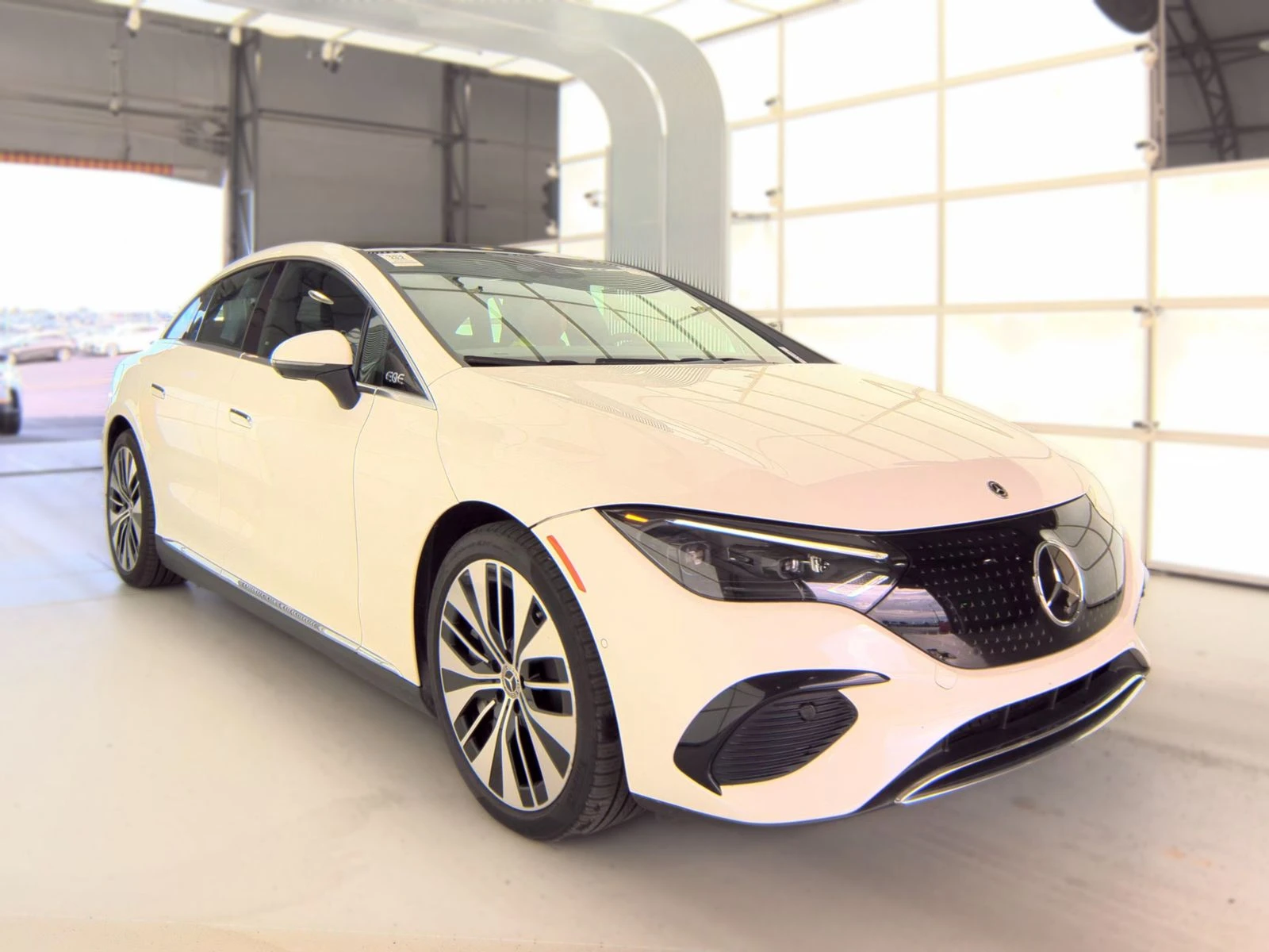 Mercedes-Benz EQE 350* Distr* Burmester* 360* Обдух* Въздух, снимка 2 - Автомобили и джипове - 56248822