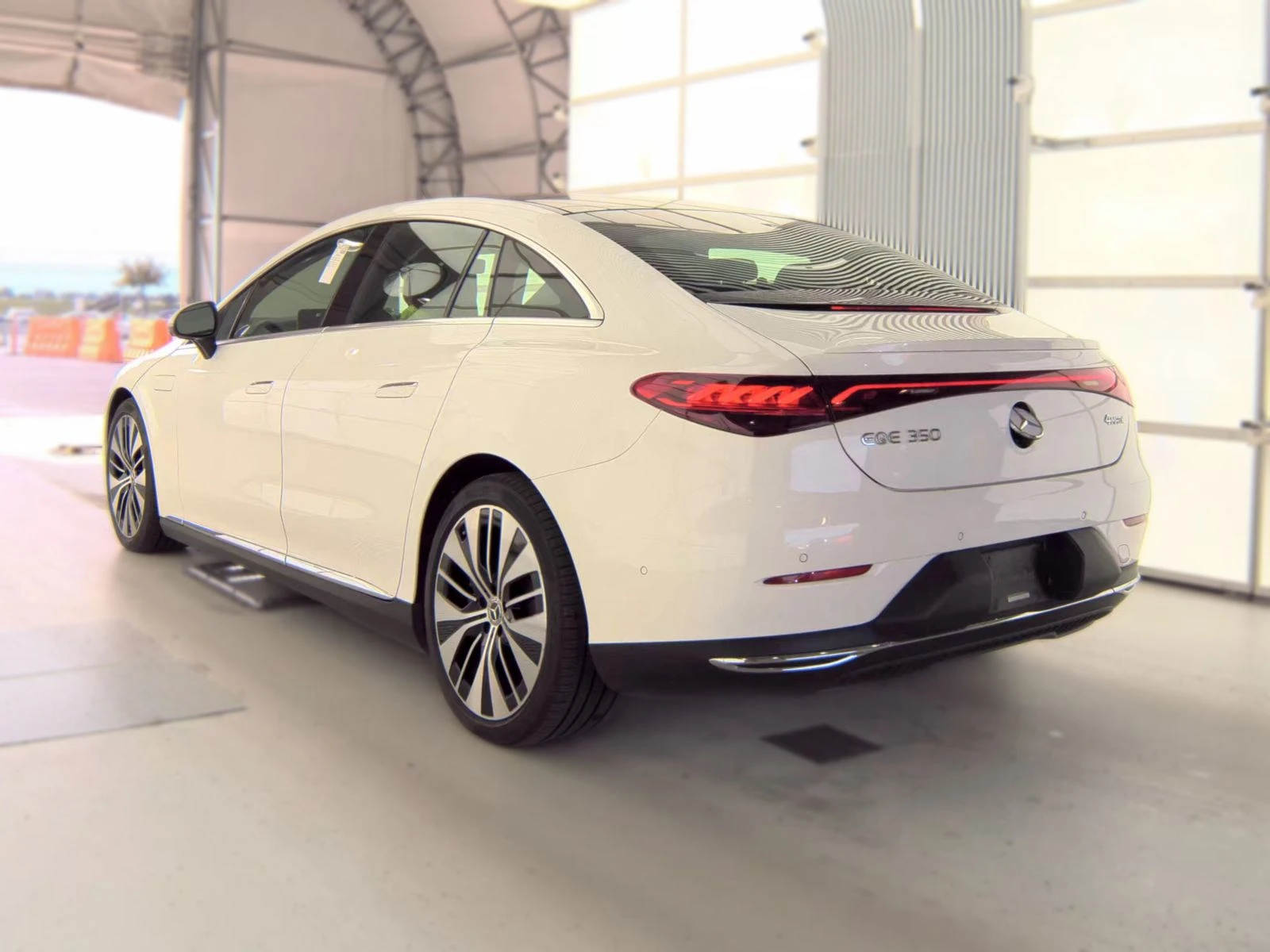 Mercedes-Benz EQE 350* Distr* Burmester* 360* Обдух* Въздух, снимка 4 - Автомобили и джипове - 56248822