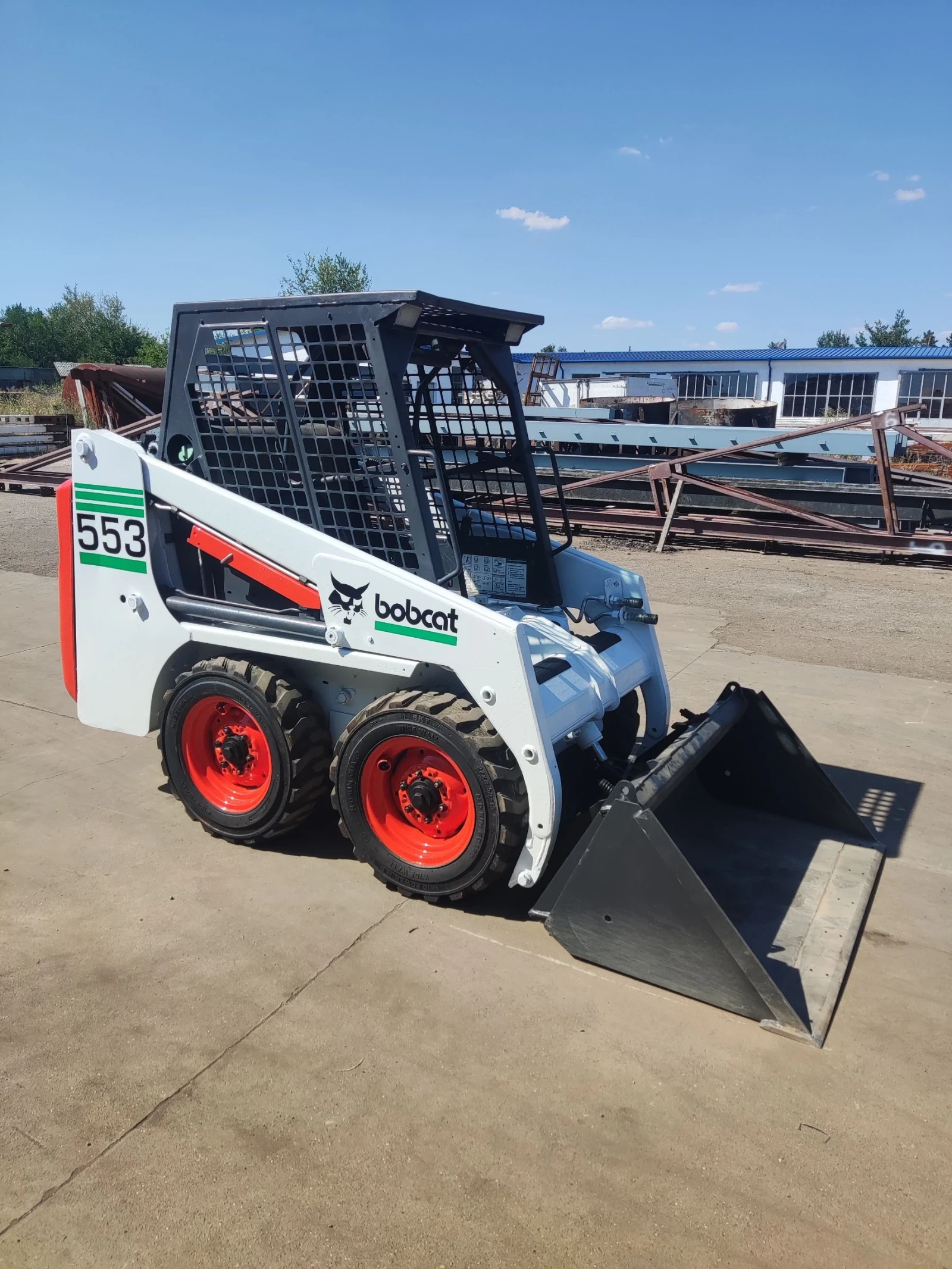 Мини челни товарачи Bobcat 553