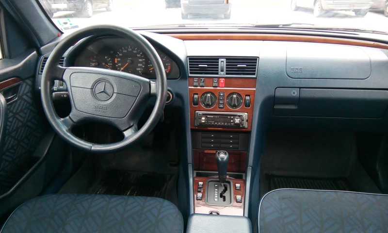 Mercedes-Benz C 220, снимка 7 - Автомобили и джипове - 48479136