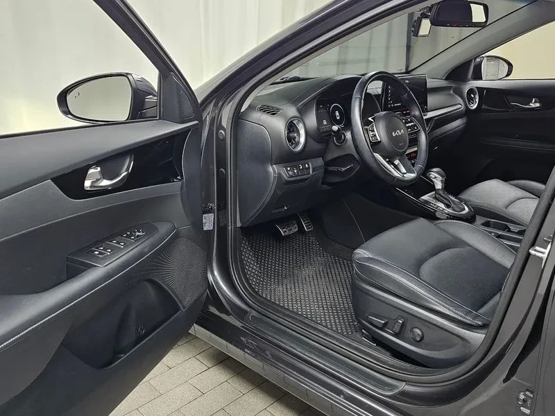 Kia K3  1.6 Prestige, снимка 9 - Автомобили и джипове - 56698573