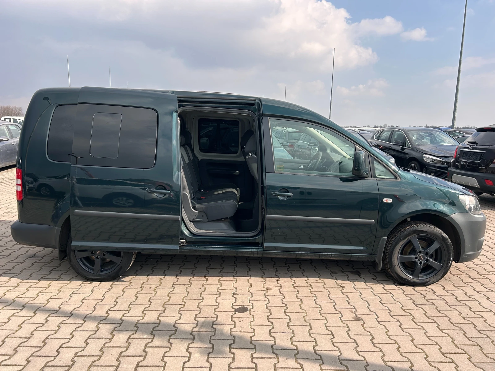 VW Caddy 1.6TDI MAXI 4+ 1 AVTOMAT - изображение 6