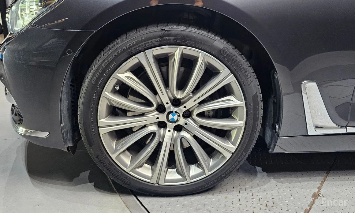 BMW 750  - изображение 5