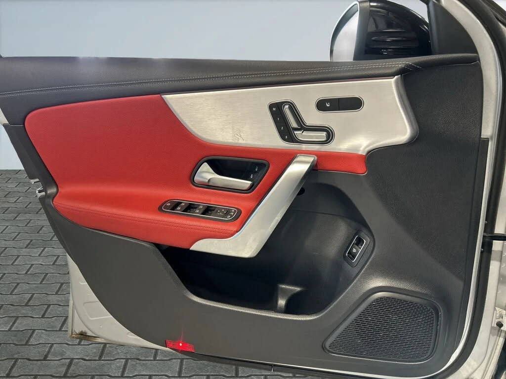 Mercedes-Benz A 35 * АВТО КРЕДИТ* ЦЕНА ДО БГ * Сервизна история *  - изображение 10