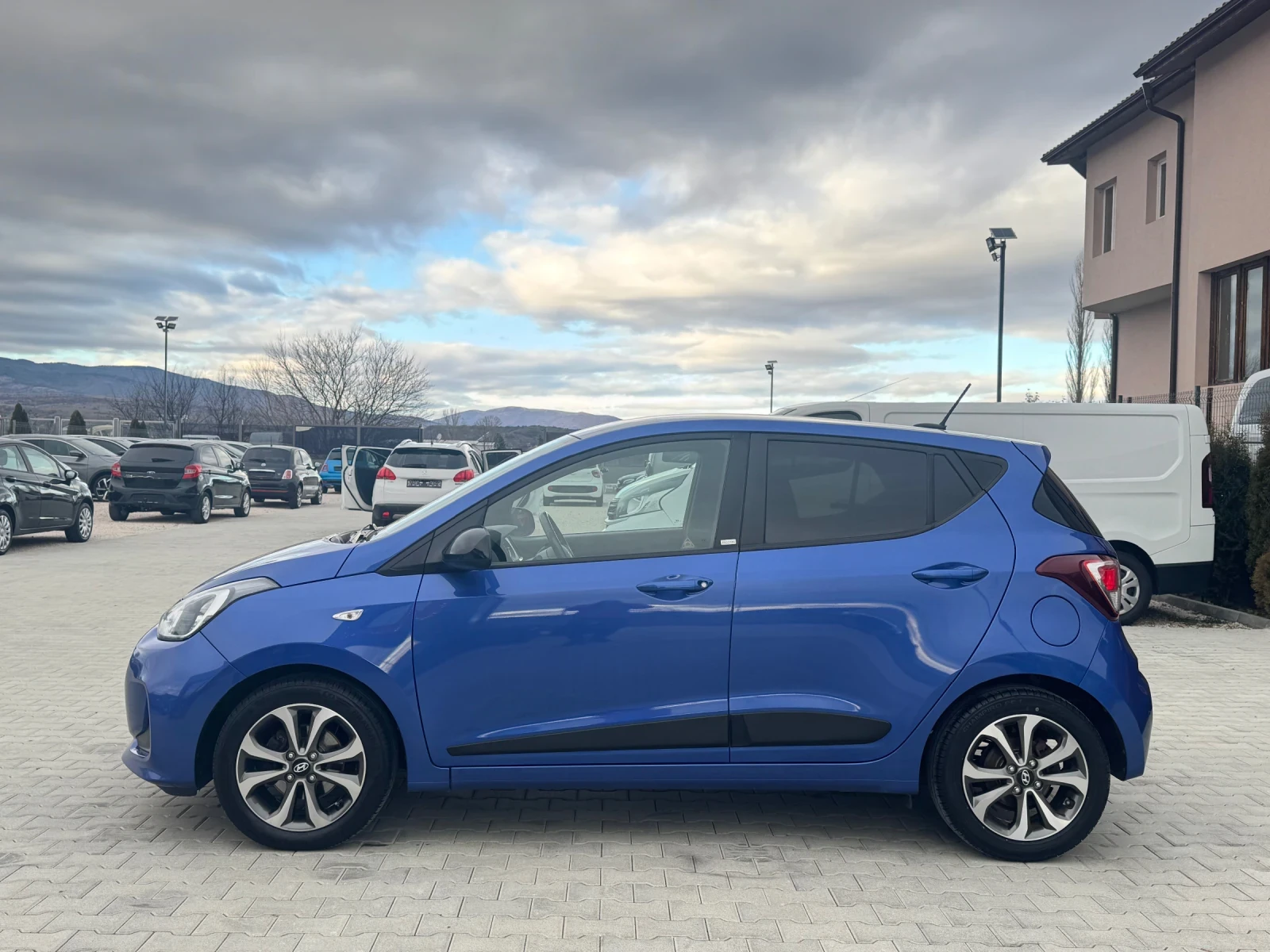 Hyundai I10 1.2i PASSION NAVI FULL - изображение 2