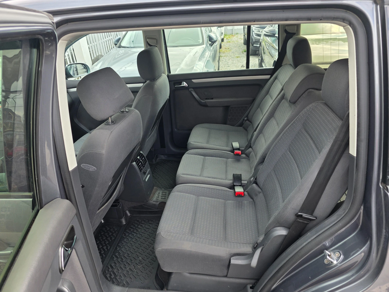 VW Touran 1.9 TDI  AVTO НАПЪЛНО ОБСЛУЖЕН  5 МЕСТА , снимка 8 - Автомобили и джипове - 54715775