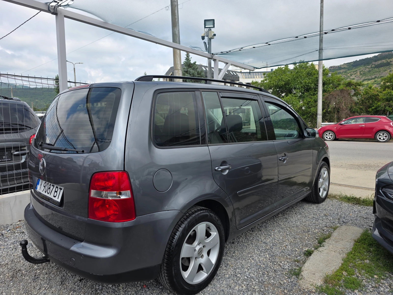 VW Touran 1.9 TDI  AVTO НАПЪЛНО ОБСЛУЖЕН  5 МЕСТА , снимка 3 - Автомобили и джипове - 54715775
