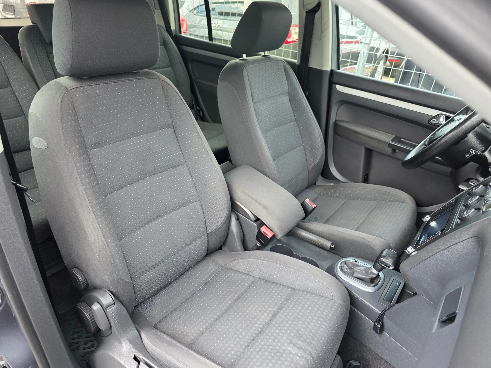 VW Touran 1.9 TDI  AVTO НАПЪЛНО ОБСЛУЖЕН  5 МЕСТА , снимка 13 - Автомобили и джипове - 54715775