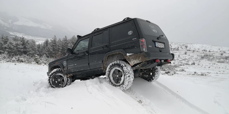 Jeep Cherokee, снимка 16 - Автомобили и джипове - 47827527