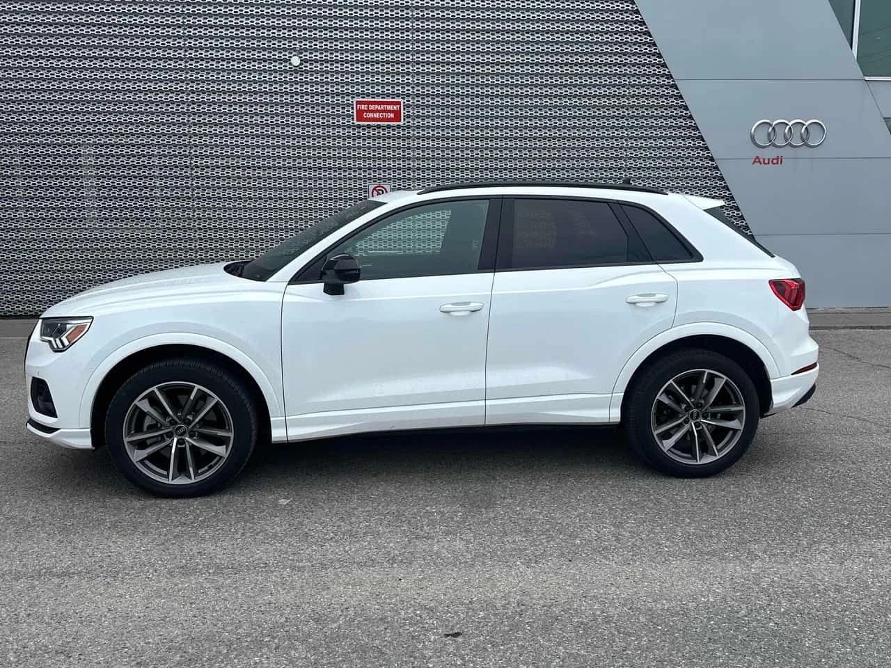 Audi Q3 KOMFORT BLACK OPTIC* DISTRONIC * MATRIX* , снимка 2 - Автомобили и джипове - 54495157