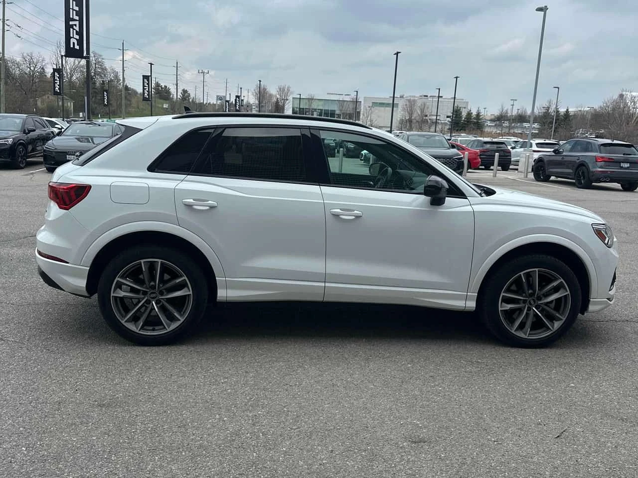 Audi Q3 KOMFORT BLACK OPTIC* DISTRONIC * MATRIX* , снимка 3 - Автомобили и джипове - 54495157