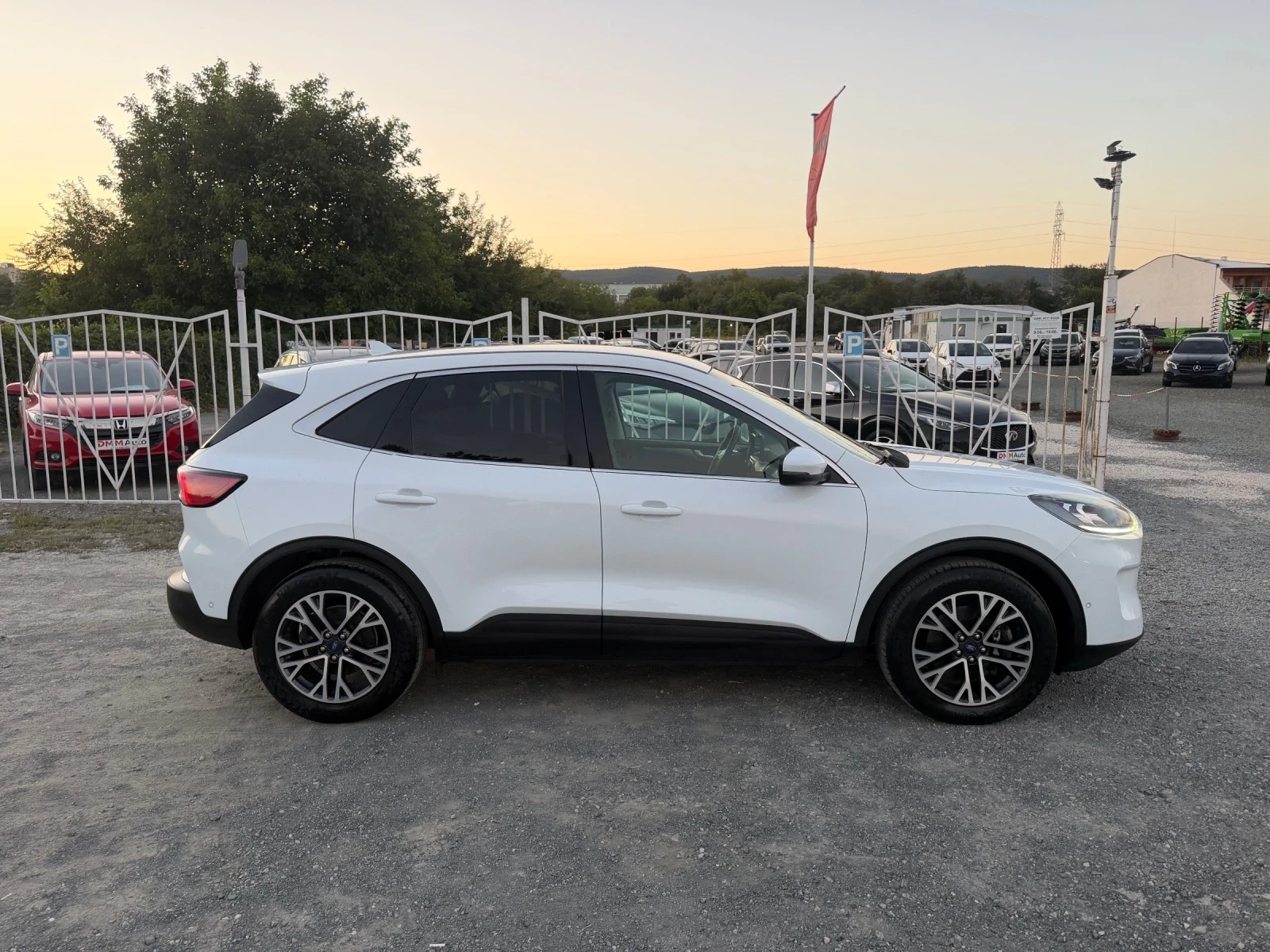 Ford Kuga PLUG IN HYBRID / TITANIUM / 360КАМЕРА / 125 000 км, снимка 4 - Автомобили и джипове - 55505309