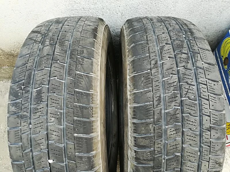 Гуми Зимни 215/65R15, снимка 1 - Гуми и джанти - 22854012