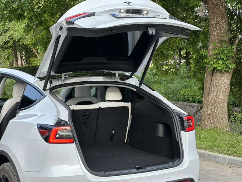 Tesla Model Y Dual motor, снимка 12 - Автомобили и джипове - 51756690
