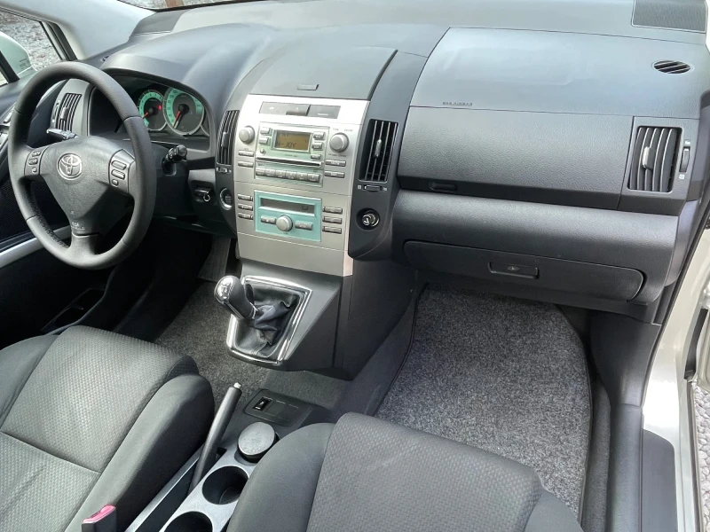 Toyota Corolla verso 1.8 i A/C, снимка 8 - Автомобили и джипове - 52717562