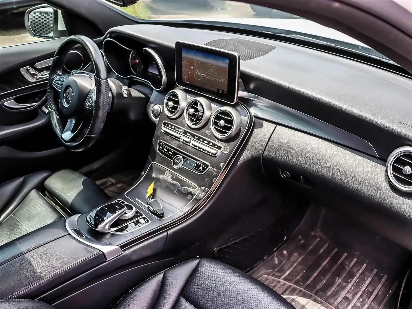 Mercedes-Benz C 300 4MATIC* AMG* КОЖА* ПОДГРЕВ* PANO* 360* LANE ASS, снимка 11 - Автомобили и джипове - 55240971