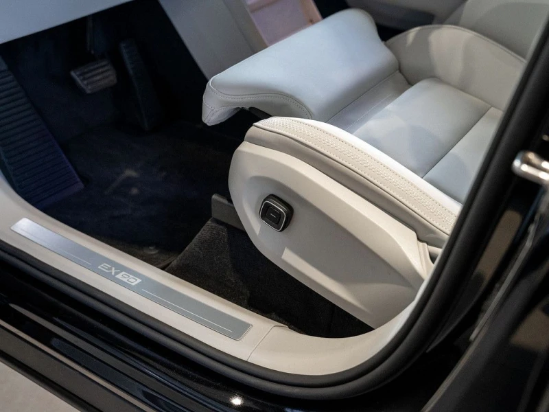 Volvo EX90 PLUS/SINGLE-MOTOR/277HP/360/PANO/AMBI/LED/174f, снимка 9 - Автомобили и джипове - 50656496
