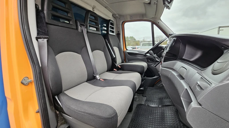 Iveco Daily ЖИВОТНОВОЗ 35c14 3.0D 6SP CH-ДВОЙНА ГУМА-ЛИЗИНГ, снимка 15 - Бусове и автобуси - 52479245