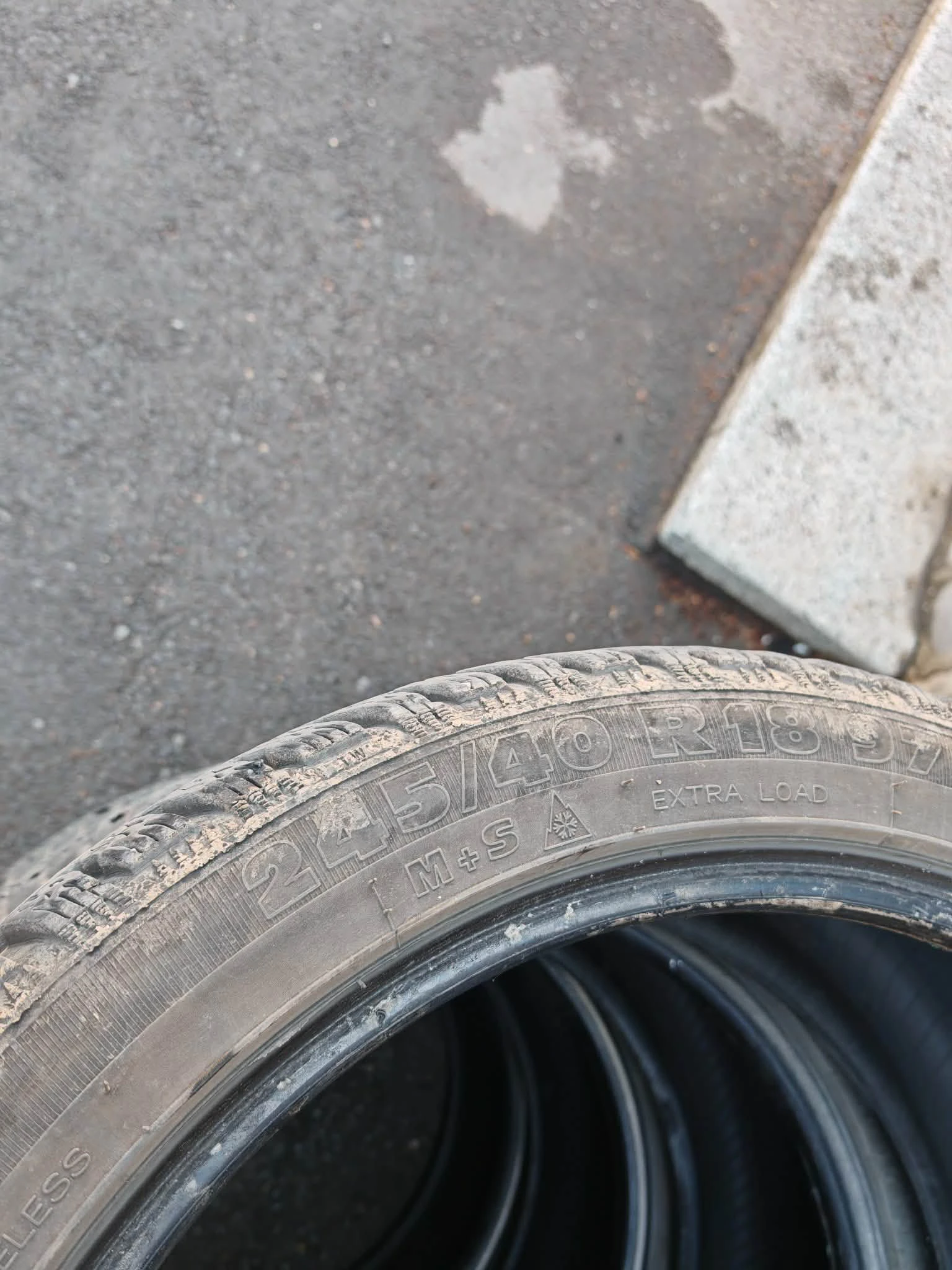 Гуми Всесезонни 245/40R18, снимка 5 - Гуми и джанти - 56001639