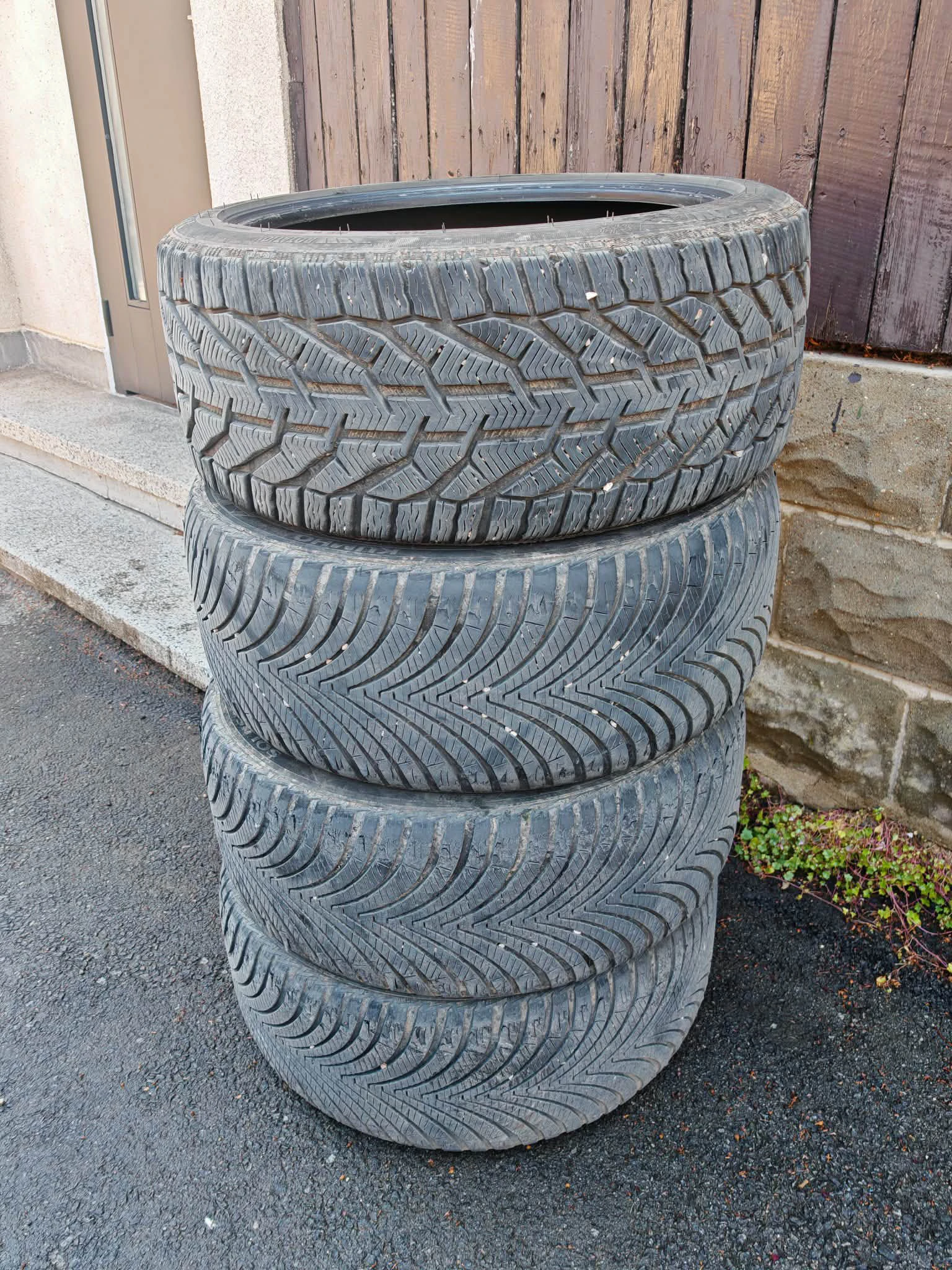 Гуми Всесезонни 245/40R18