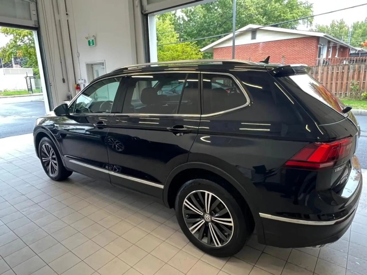 VW Tiguan Пано* подгрев* Premium* Fender - изображение 4