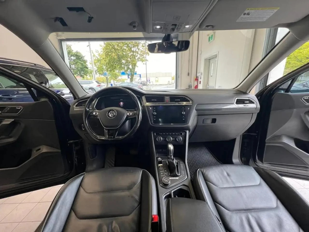 VW Tiguan Пано* подгрев* Premium* Fender - изображение 7