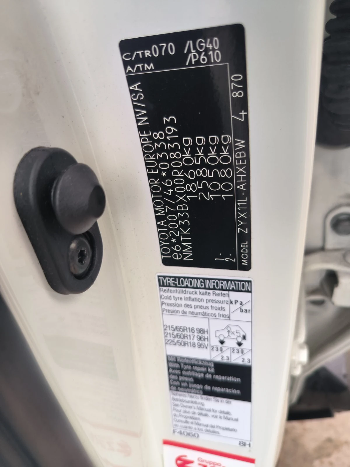 Toyota C-HR 1.8i-Hybrid-Euro-6D-Navi-Kamera-Keyless - изображение 10