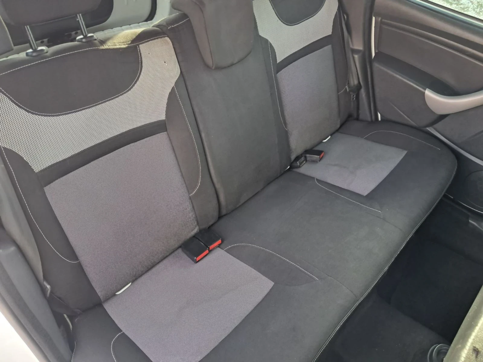 Dacia Duster 1.5DCi, снимка 13 - Автомобили и джипове - 54254378