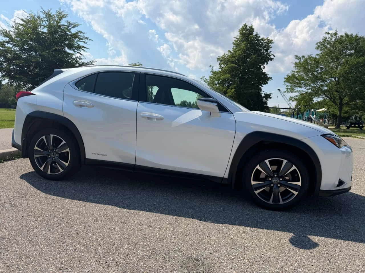 Lexus UX 250h| ОБДУХ| 2 КЛЮЧА| ПАНО| , снимка 3 - Автомобили и джипове - 55259569