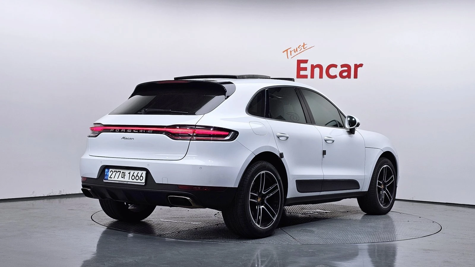 Porsche Macan ЛЮК* BOSE* 360* KEYLESS* ЕЛ. БАГАЖНИК* КРАЙНА ЦЕНА, снимка 2 - Автомобили и джипове - 55271972