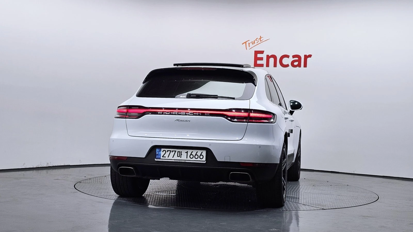 Porsche Macan ЛЮК* BOSE* 360* KEYLESS* ЕЛ. БАГАЖНИК* КРАЙНА ЦЕНА, снимка 4 - Автомобили и джипове - 55271972