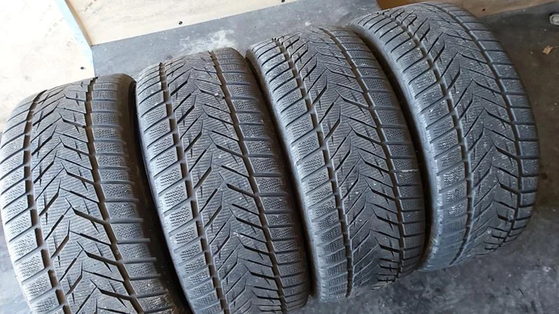 Гуми Зимни 245/40R18, снимка 2 - Гуми и джанти - 27512261