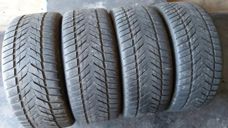 Гуми Зимни 245/40R18, снимка 1 - Гуми и джанти - 27512261