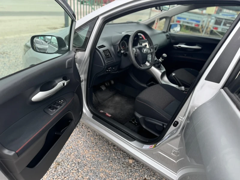 Toyota Auris 2.0d4d, снимка 9 - Автомобили и джипове - 47040134