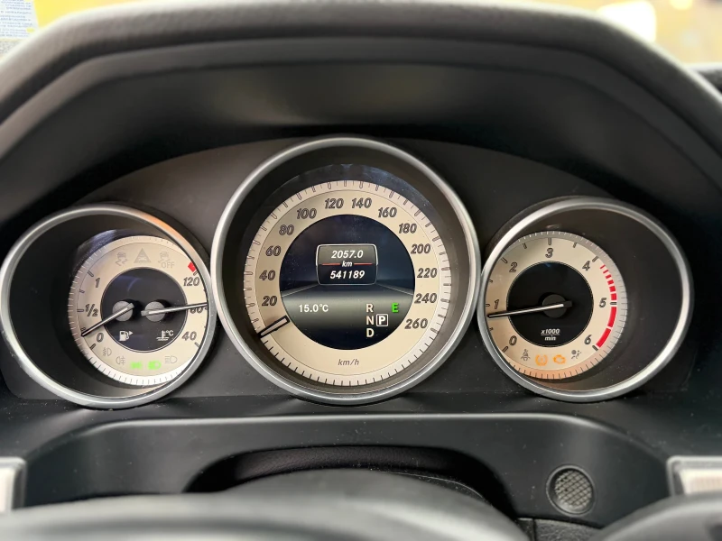 Mercedes-Benz E 220, снимка 6 - Автомобили и джипове - 53281876