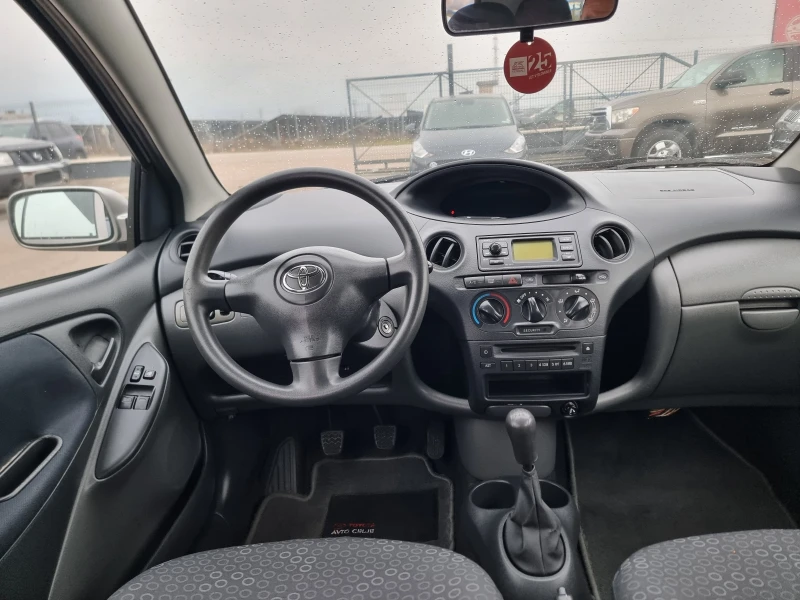 Toyota Yaris 1.3VVT-I, снимка 12 - Автомобили и джипове - 53563670