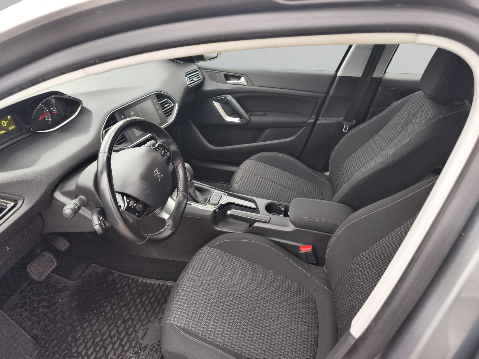 Peugeot 308 КЛИЕНТСКИ АВТОМОБИЛ - изображение 10