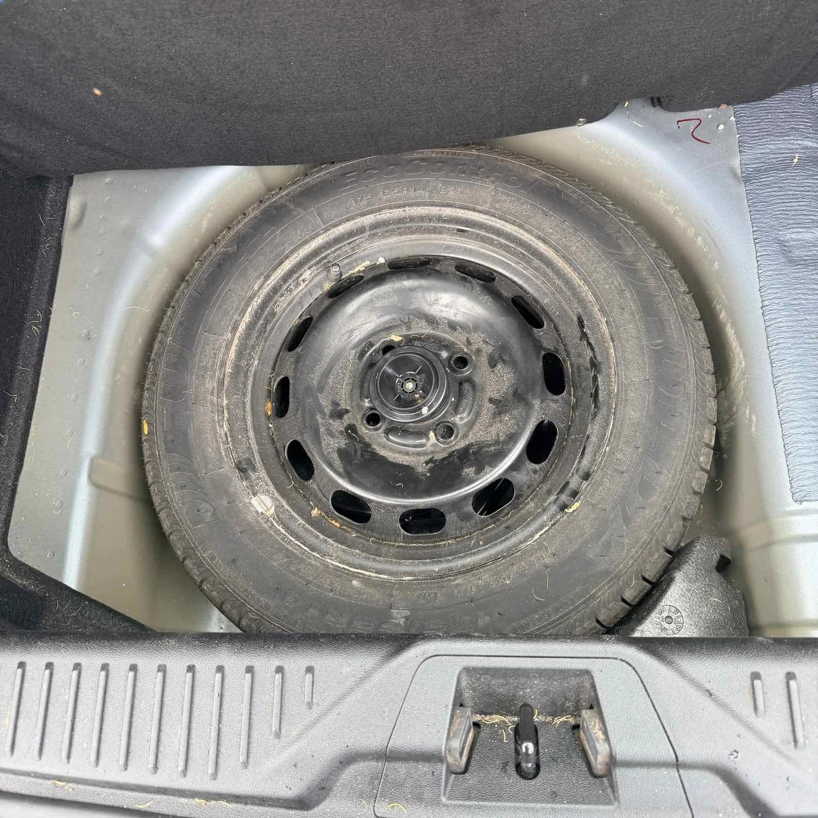 Ford Fiesta 1.1 Ti-VCTI, снимка 10 - Автомобили и джипове - 54092100