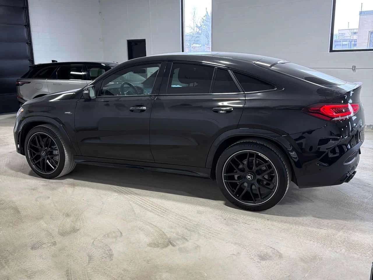 Mercedes-Benz GLE 53 4MATIC AMG COUPE/DIS/HUD/BURMESTER/360/ОБДУХВАНЕ/PANO/, снимка 3 - Автомобили и джипове - 53842166