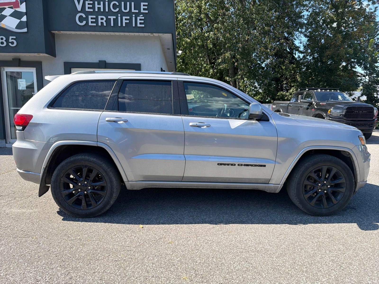 Jeep Grand cherokee * Altitude * CARFAX* АВТОКРЕДИТ* , снимка 3 - Автомобили и джипове - 55899928