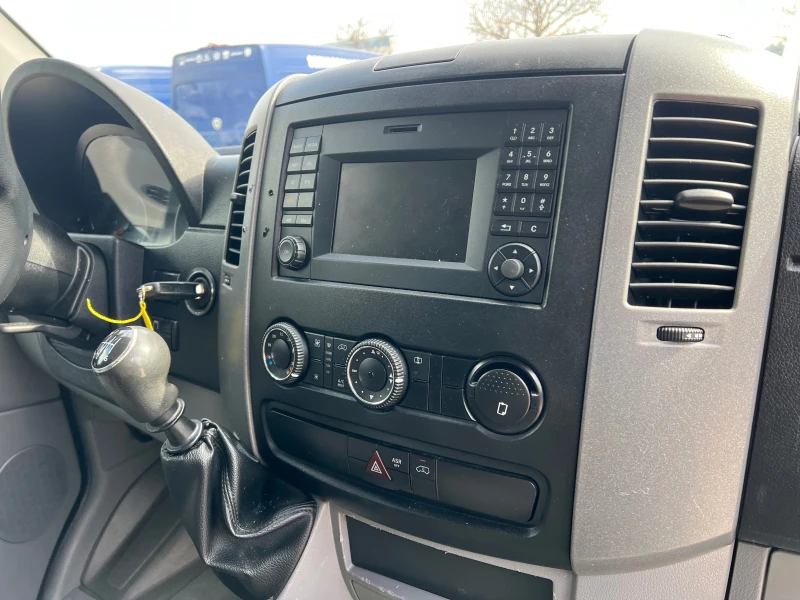 VW Crafter Дв Гума 3500кг , 4, 40м , Клима , Падащ борд , NAV, снимка 13 - Бусове и автобуси - 49813778