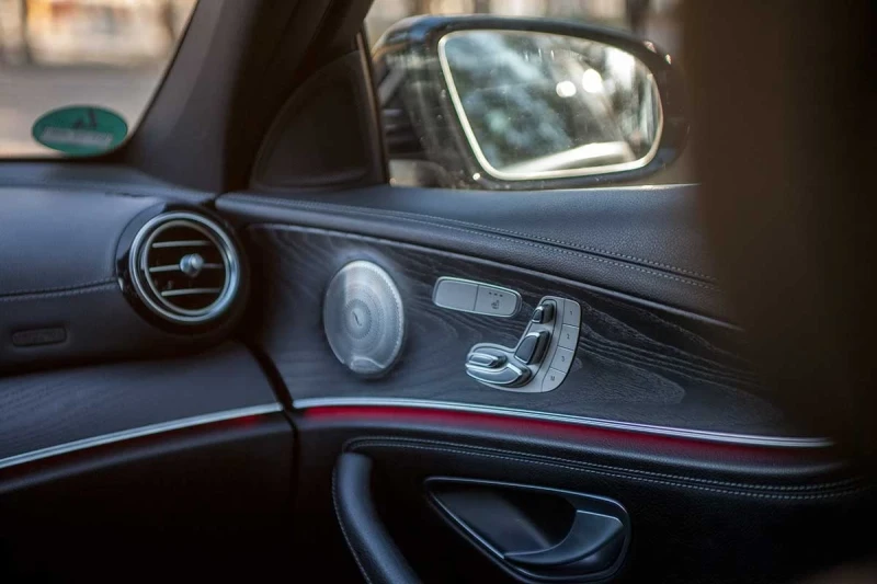 Mercedes-Benz E 300 4x4 306hp plug-in hybrid Multibeam , снимка 13 - Автомобили и джипове - 52937442