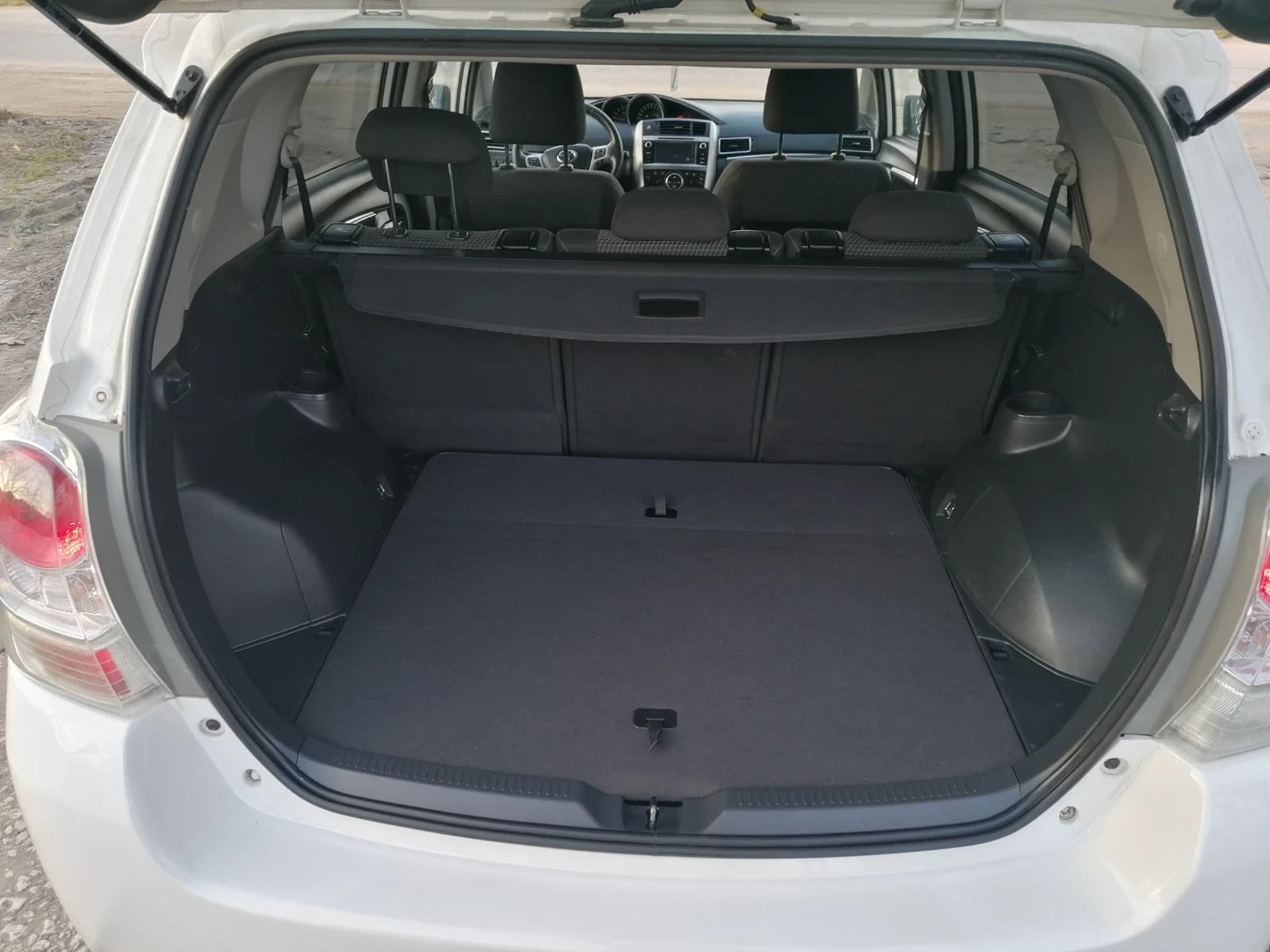 Toyota Verso 1.6 D4D, снимка 13 - Автомобили и джипове - 53739266