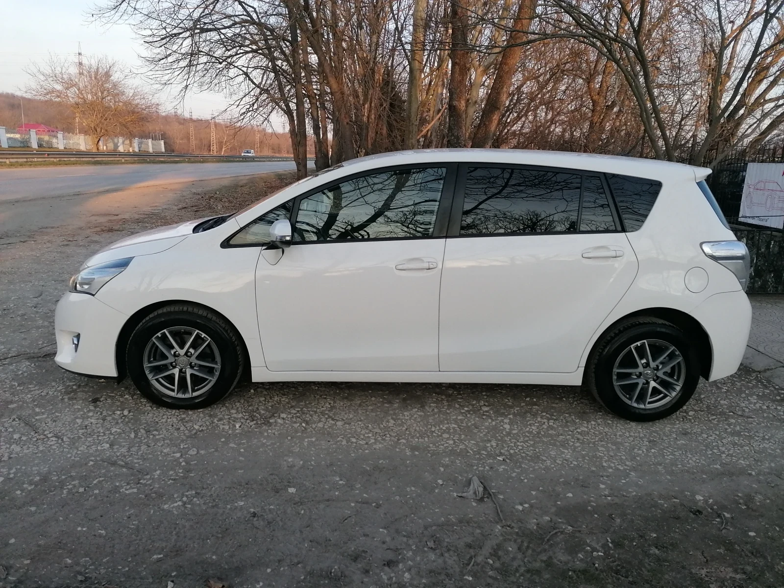Toyota Verso 1.6 D4D, снимка 4 - Автомобили и джипове - 53739266