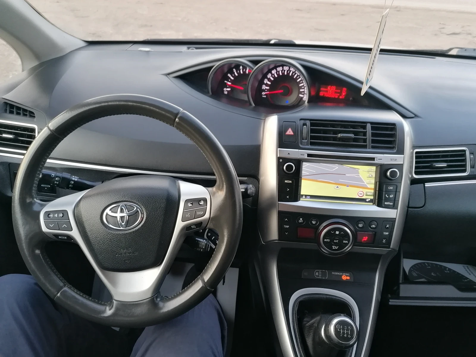 Toyota Verso 1.6 D4D, снимка 17 - Автомобили и джипове - 53739266