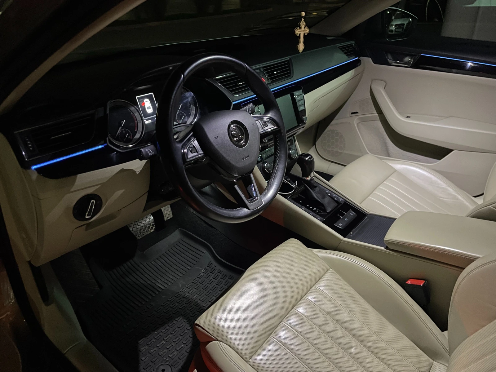 Skoda Superb 2.0 TSI 280 hp L&K, снимка 12 - Автомобили и джипове - 54157572