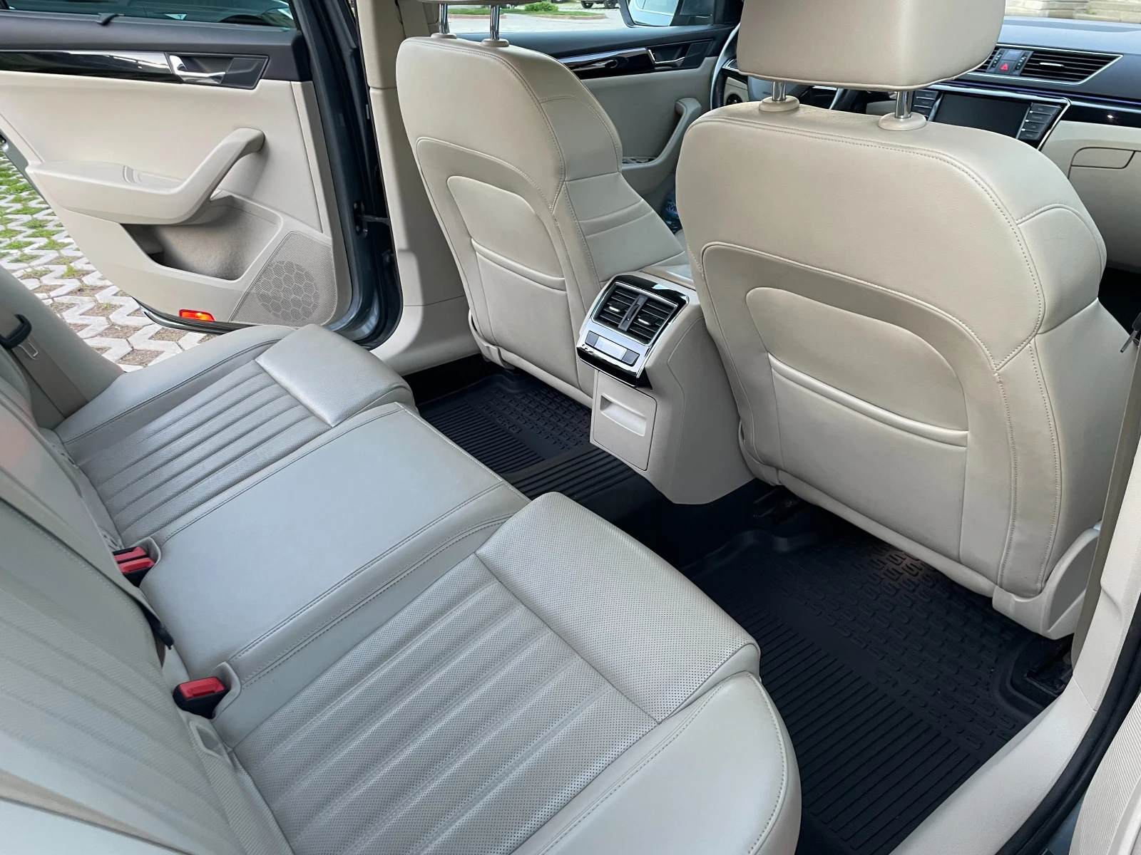 Skoda Superb 2.0 TSI 280 hp L&K, снимка 10 - Автомобили и джипове - 54157572