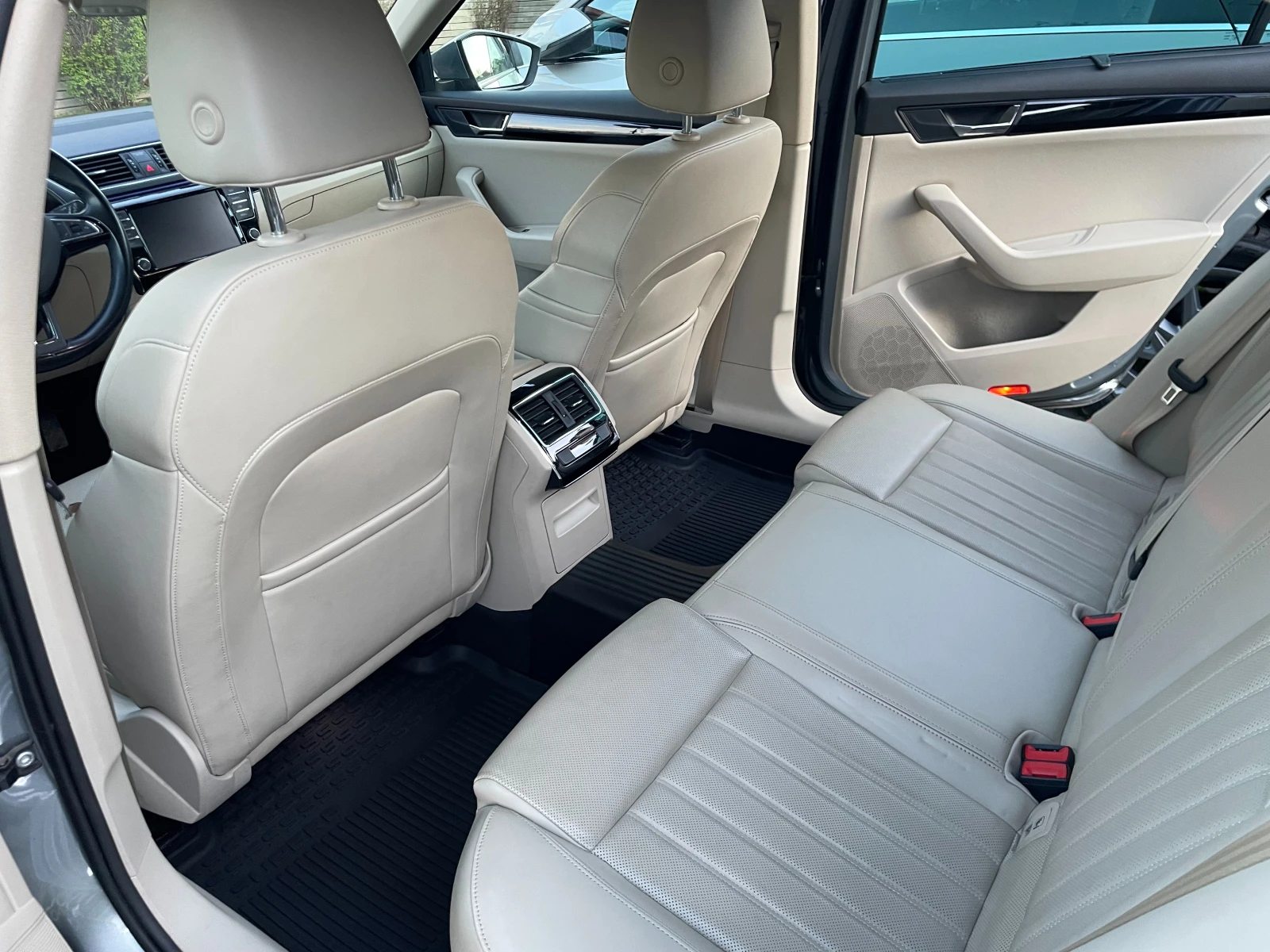 Skoda Superb 2.0 TSI 280 hp L&K, снимка 9 - Автомобили и джипове - 54157572